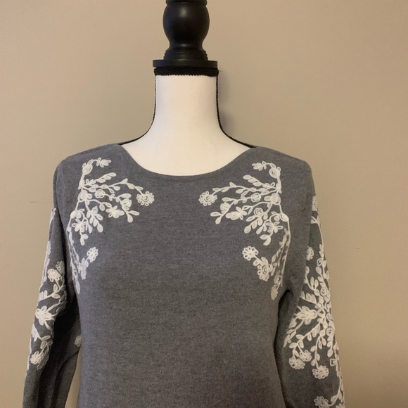 Market & Spruce Gray Floral Embroidered Top - Picture 2 of 6